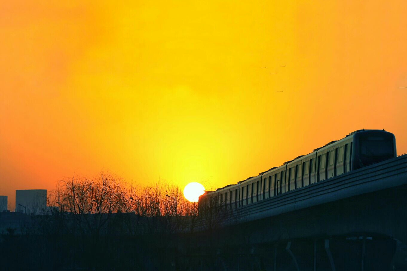 朝阳之美，小城故事里的晨曦韵味 🌅